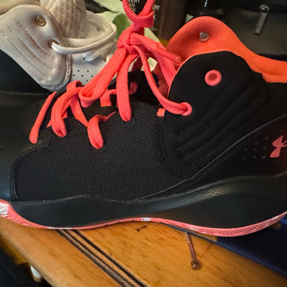 Under Amour Basketball shoes - like new